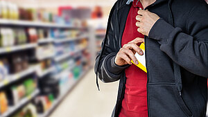 Mann, der im Supermarkt stiehlt