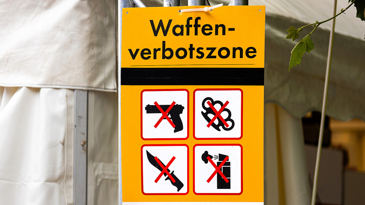 Waffenverbotszone Schild einer Waffenverbotszone in der Innenstadt