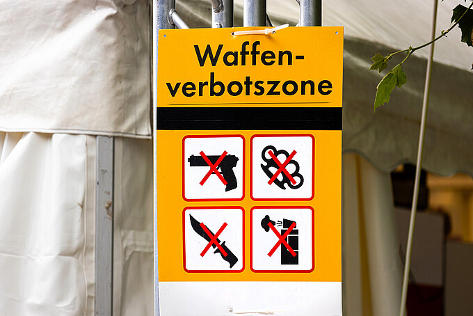 Schild einer Waffenverbotszone in der Innenstadt