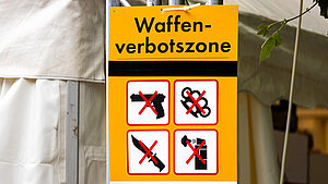 Schild einer Waffenverbotszone in der Innenstadt