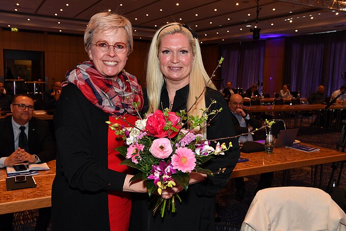 Sabine Schumann gratuliert Angelique Yumusak