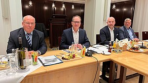 DPolG im Austausch mit der CSU-Landesgruppe zu sicherheitspolitischen Themen: Rainer Wendt, Alexander Dobrindt, Alexander Hoffmann, Heiko Teggatz (von links; Archivbild 11.11.2024)