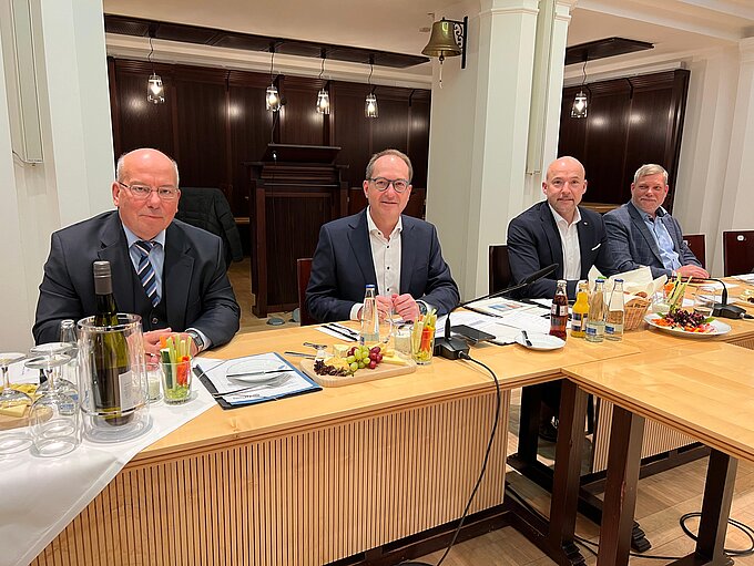 DPolG im Austausch mit der CSU-Landesgruppe zu sicherheitspolitischen Themen: Rainer Wendt, Alexander Dobrindt, Alexander Hoffmann, Heiko Teggatz (von links; Archivbild 11.11.2024)
