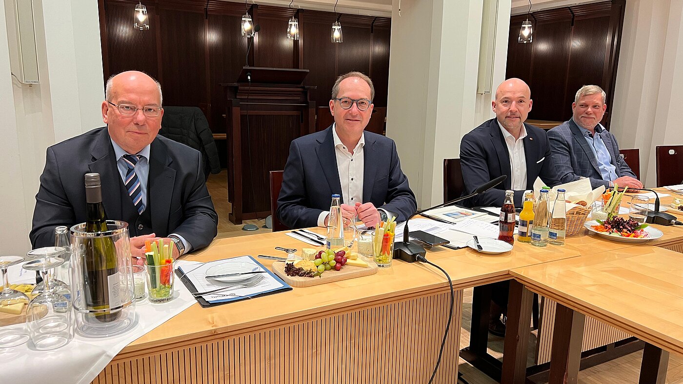 DPolG im Austausch mit der CSU-Landesgruppe zu sicherheitspolitischen Themen: Rainer Wendt, Alexander Dobrindt, Alexander Hoffmann, Heiko Teggatz (von links; Archivbild 11.11.2024)