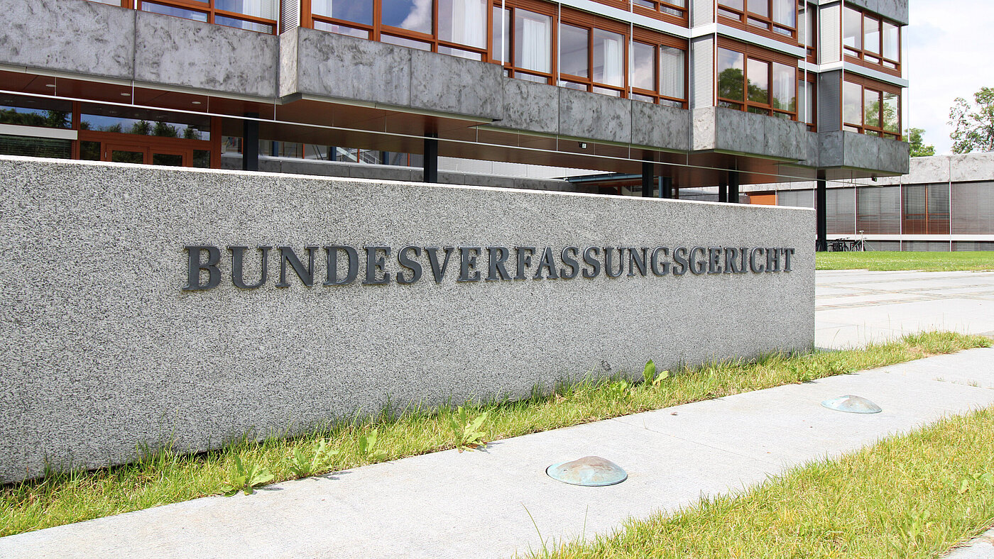 Nahaufnahme vom bekannten Steinblock vor dem Bundesverfassungsgericht in Karlsruhe
