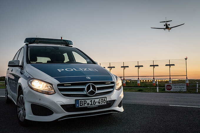 Polizeiauto am Flughafen