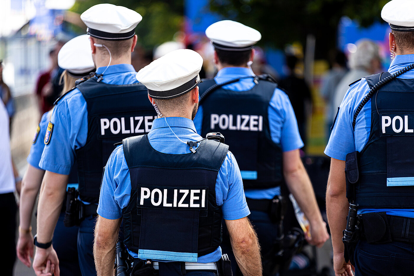 Mehere Polizisten von hinten in Uniform